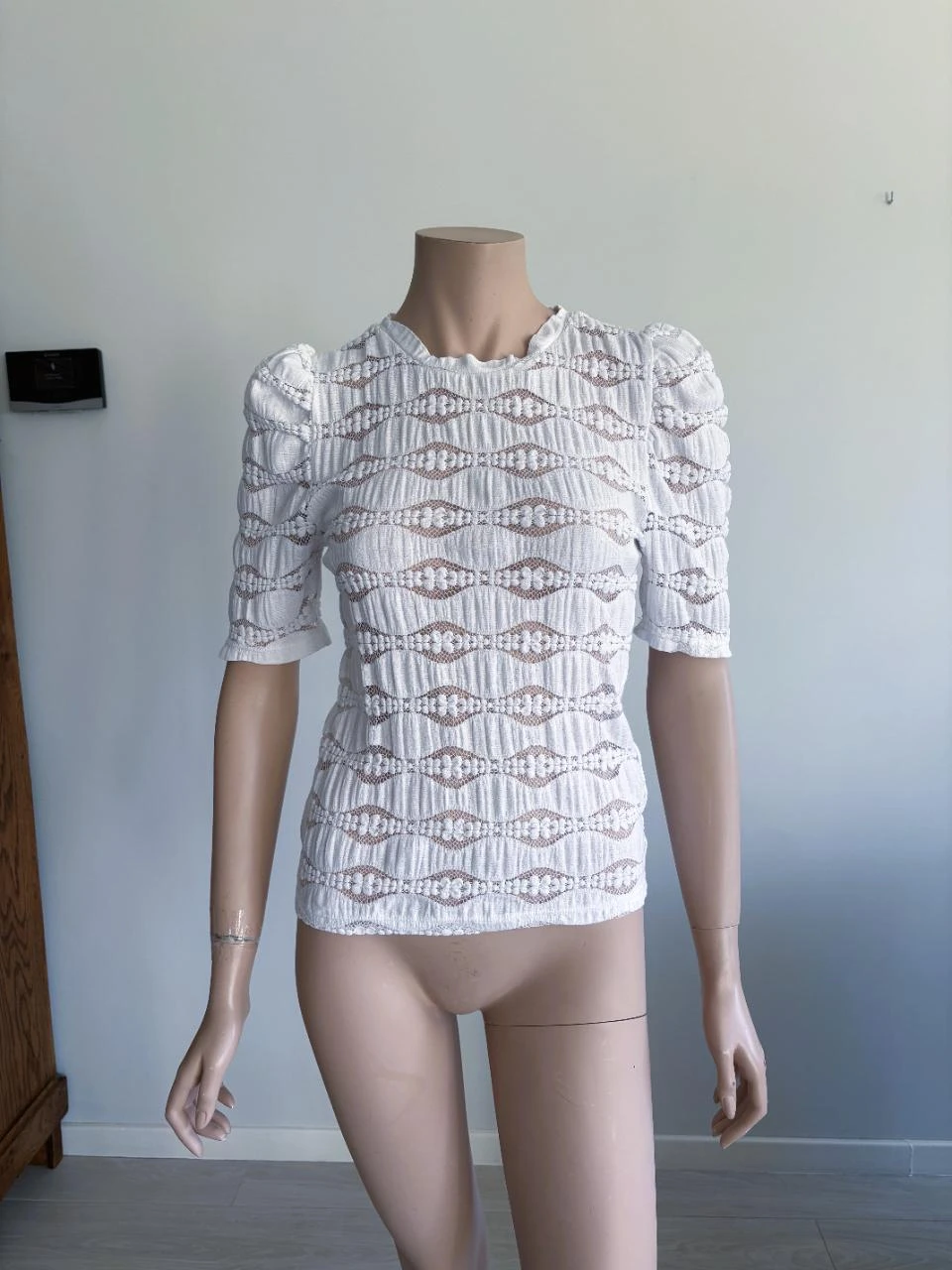 Reserved Top elástico blanco – Cuello dentado y mangas fruncidas – Perfecto O – photo 2